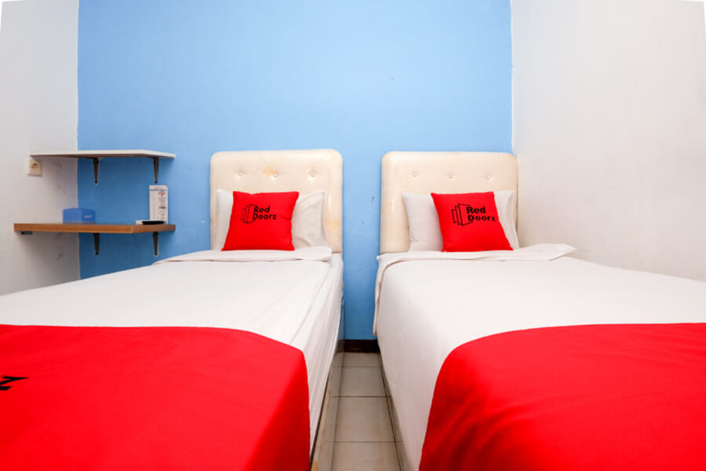 RedDoorz Twin Room