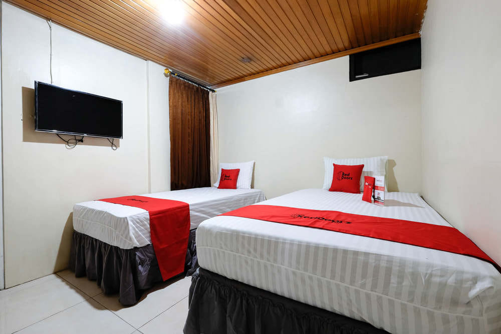RedDoorz Twin Room