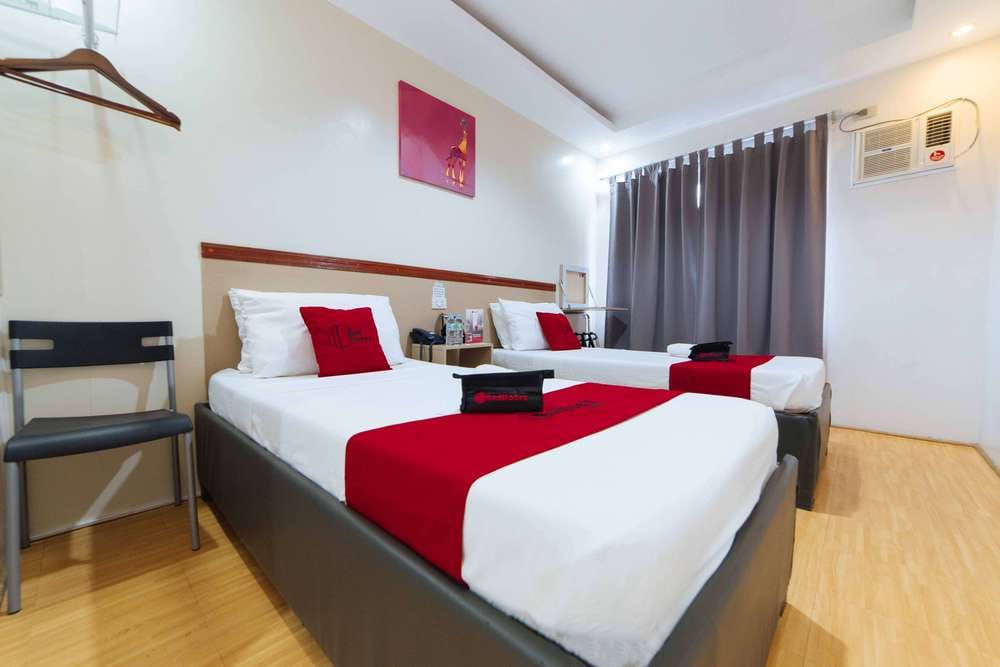 RedDoorz Twin Room