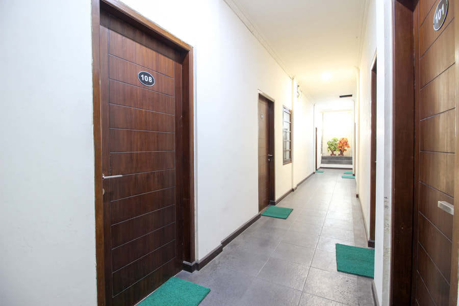 RedDoorz near Stadion Manahan Solo