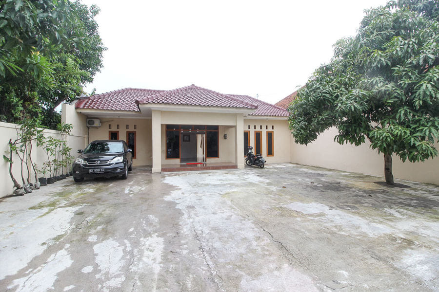 RedDoorz near Balekambang City Park