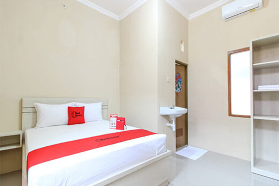 RedDoorz near Balekambang City Park