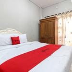 RedDoorz near Solo Balapan Station 2