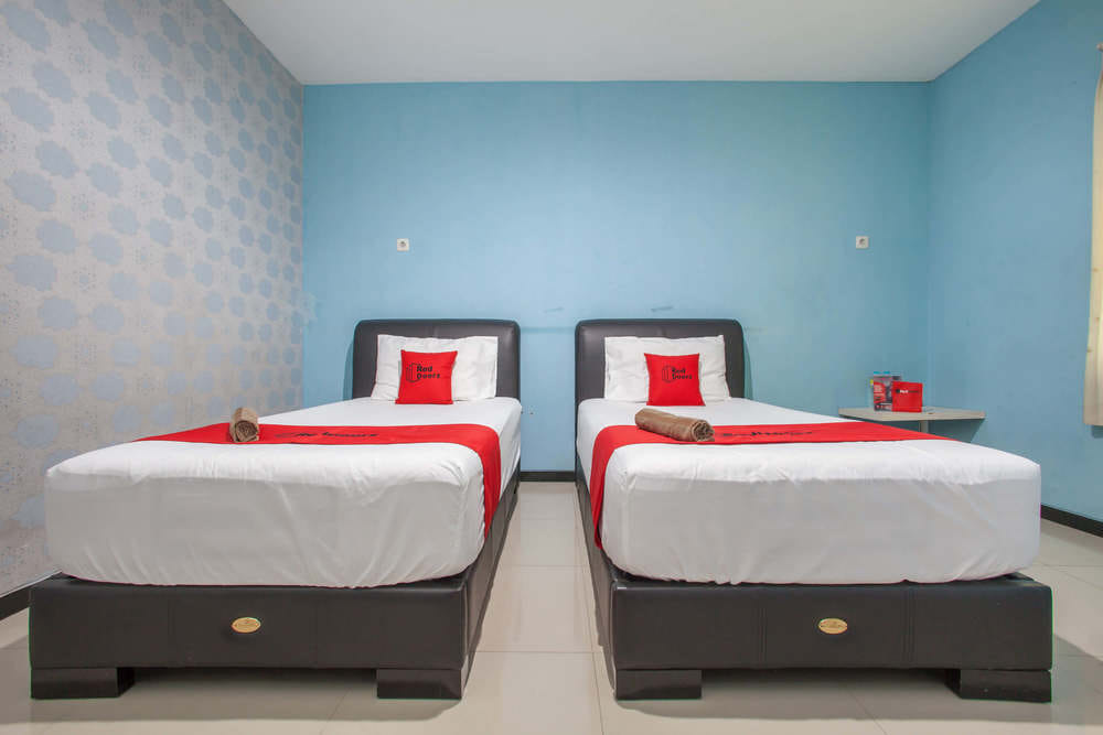 RedDoorz Twin Room