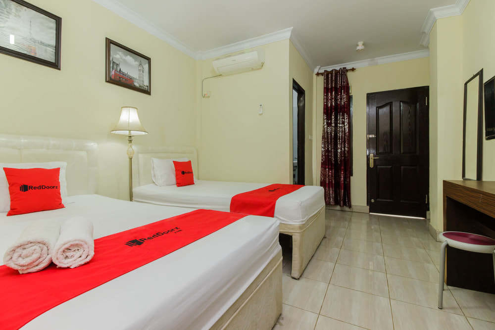 RedDoorz Twin Room