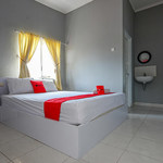 RedDoorz near Solo Square 3