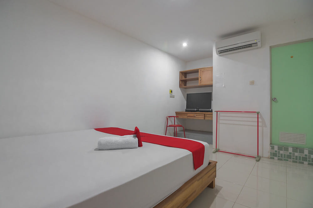 RedDoorz Deluxe Twin Room