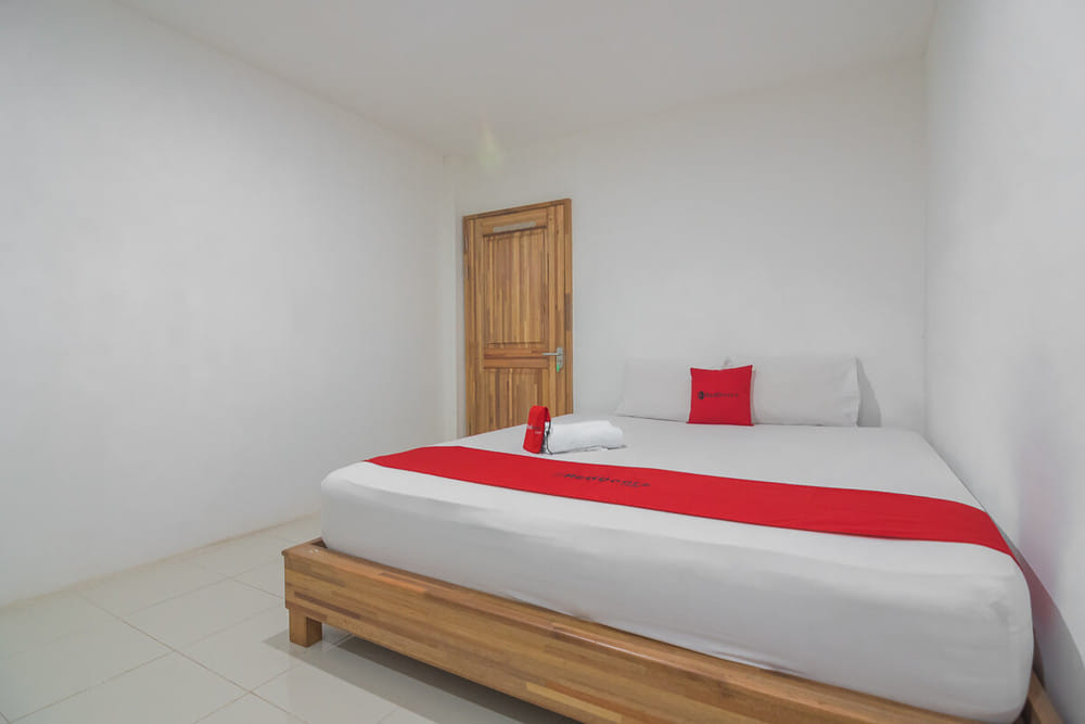 RedDoorz Deluxe Room