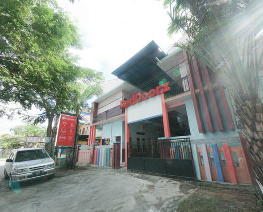 RedDoorz Syariah near Mall Roxy Banyuwangi 2