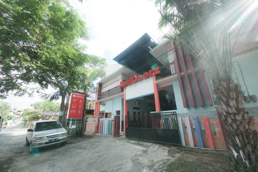 RedDoorz Syariah near Mall Roxy Banyuwangi 2