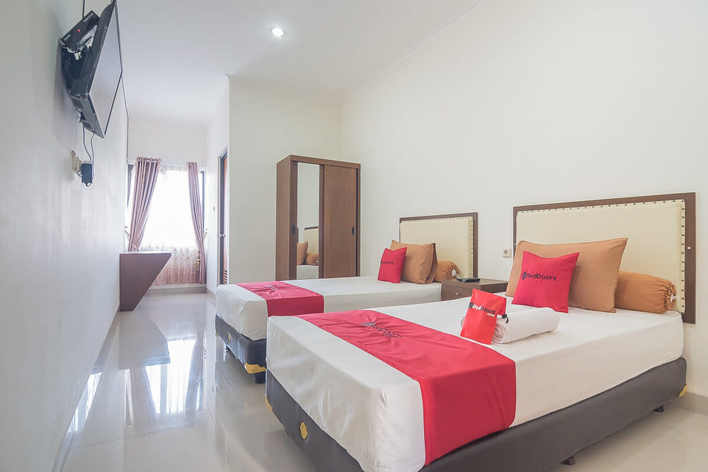 RedDoorz Twin Room