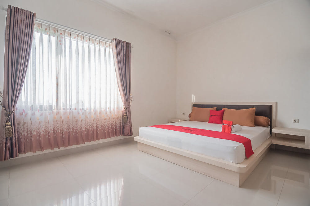 RedDoorz Deluxe Room