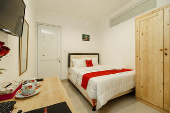 RedDoorz Syariah Plus near Pancoran 2