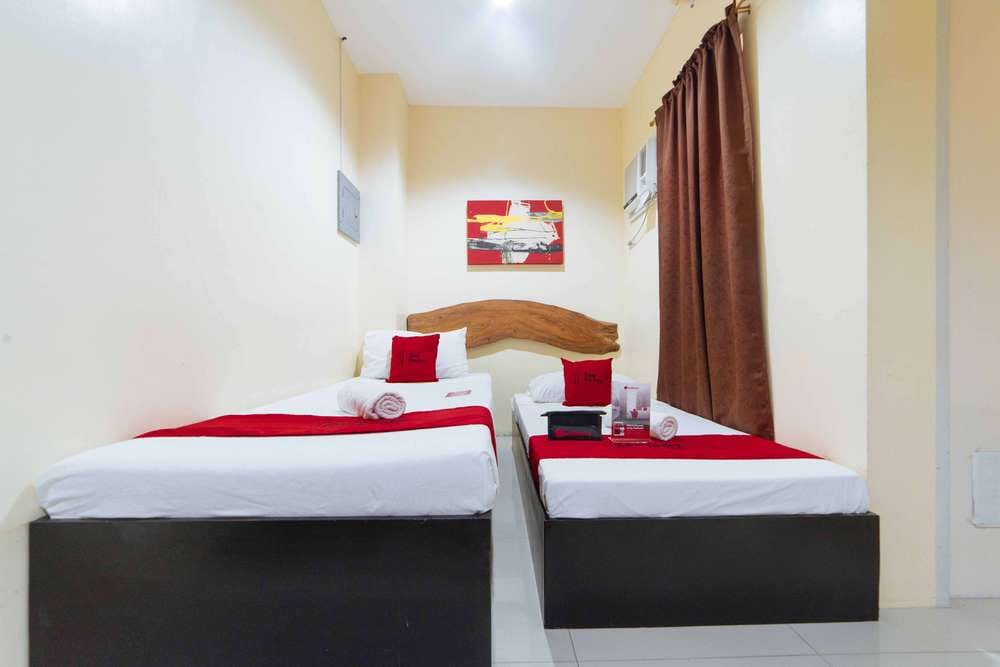 RedDoorz Twin Room