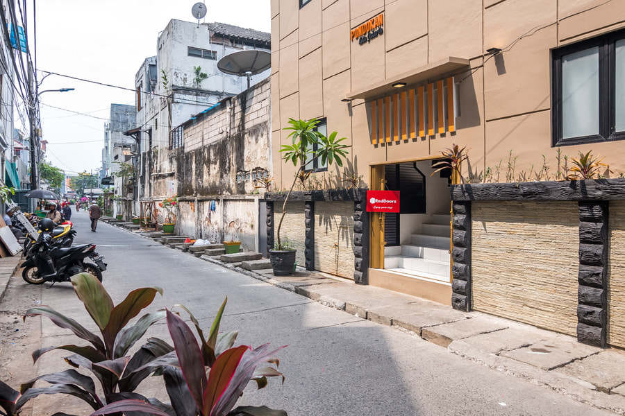 RedDoorz Plus near Hayam Wuruk 2