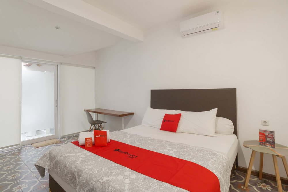 RedDoorz Deluxe Room