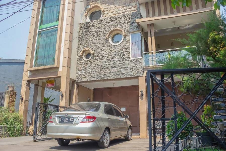  RedDoorz Syariah near Pasar Modern Cikopo