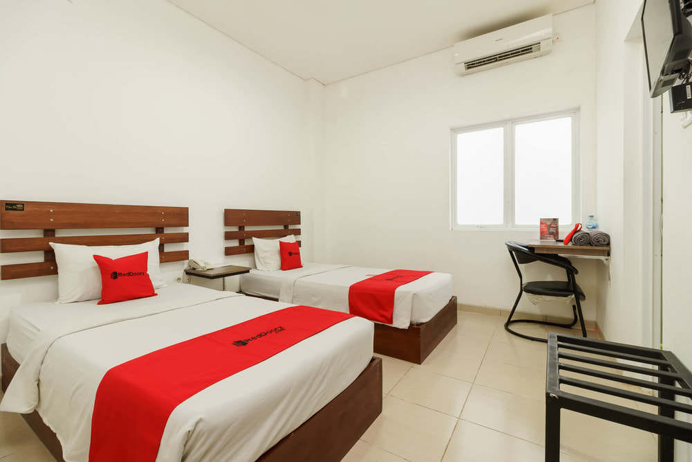 RedDoorz Twin Room