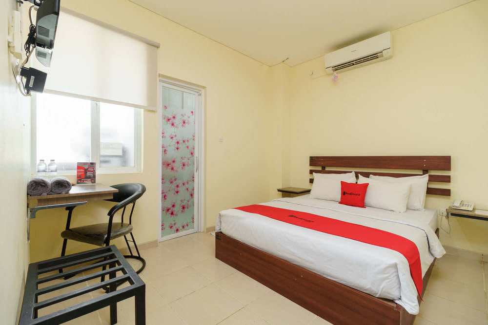 RedDoorz Deluxe Room