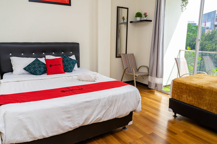 RedDoorz near Setrasari Mall 4