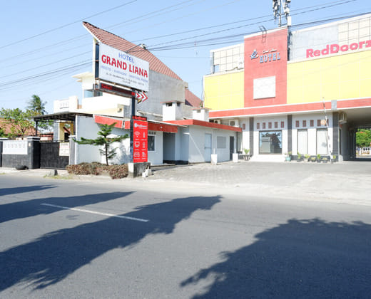 RedDoorz Plus near Stadion Wijaya Kusuma