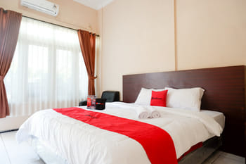RedDoorz Plus near Stadion Wijaya Kusuma