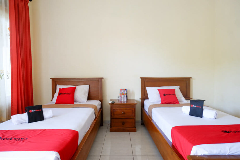 RedDoorz Twin Room