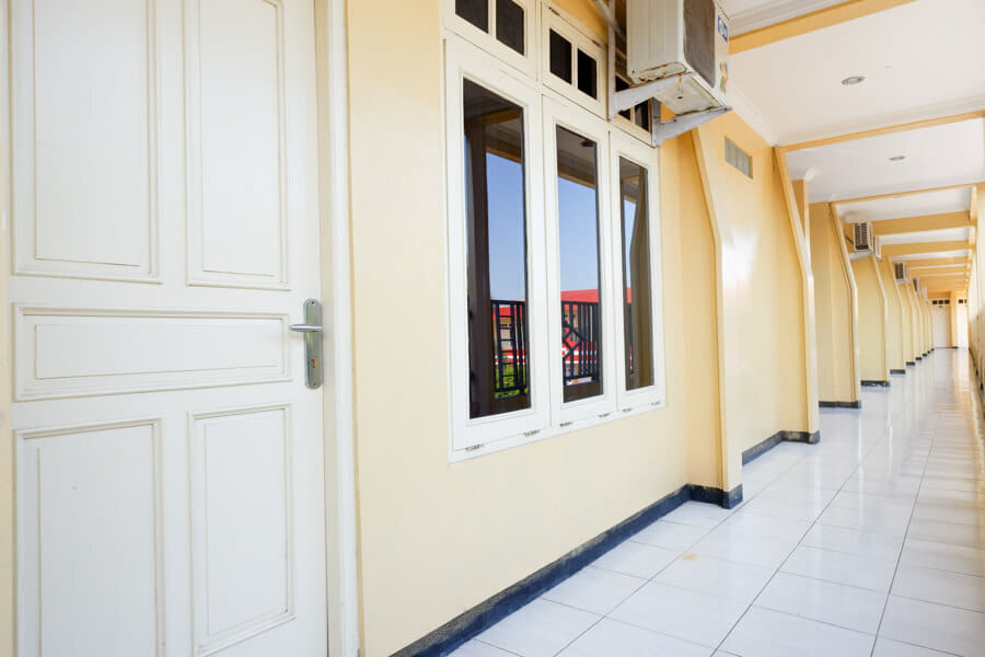 RedDoorz Plus near Stadion Wijaya Kusuma