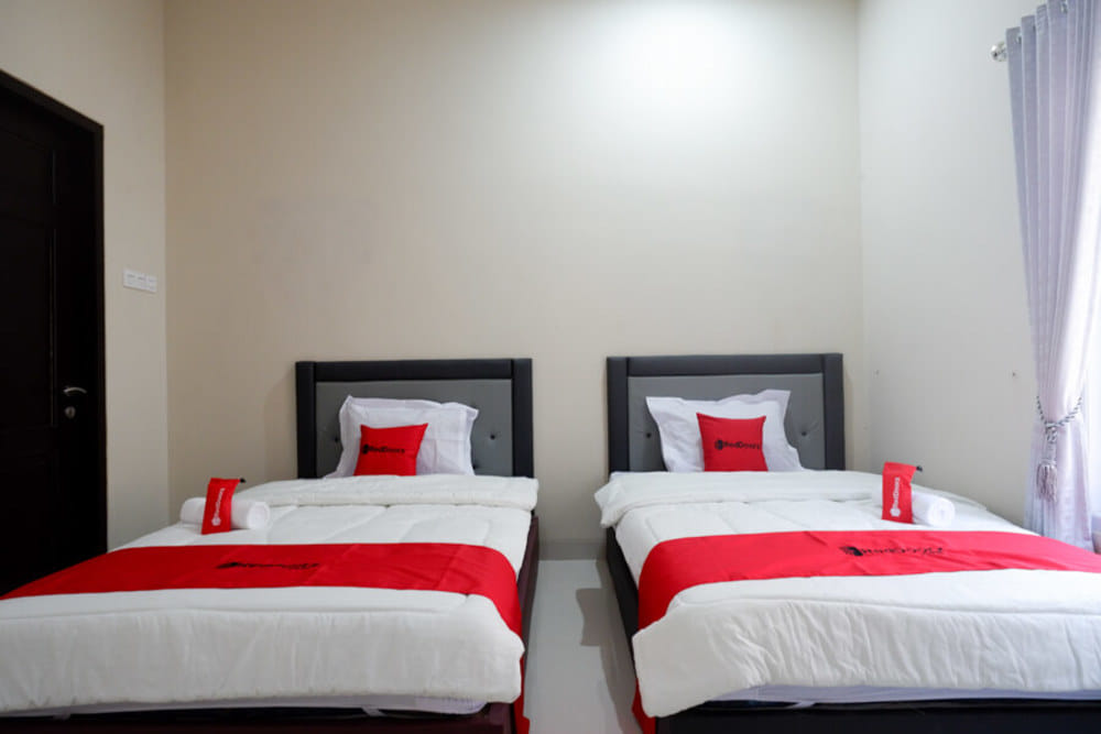 RedDoorz Twin Room