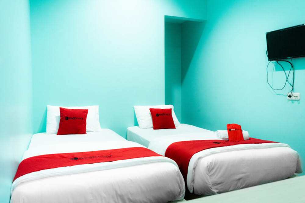 RedDoorz Twin Room
