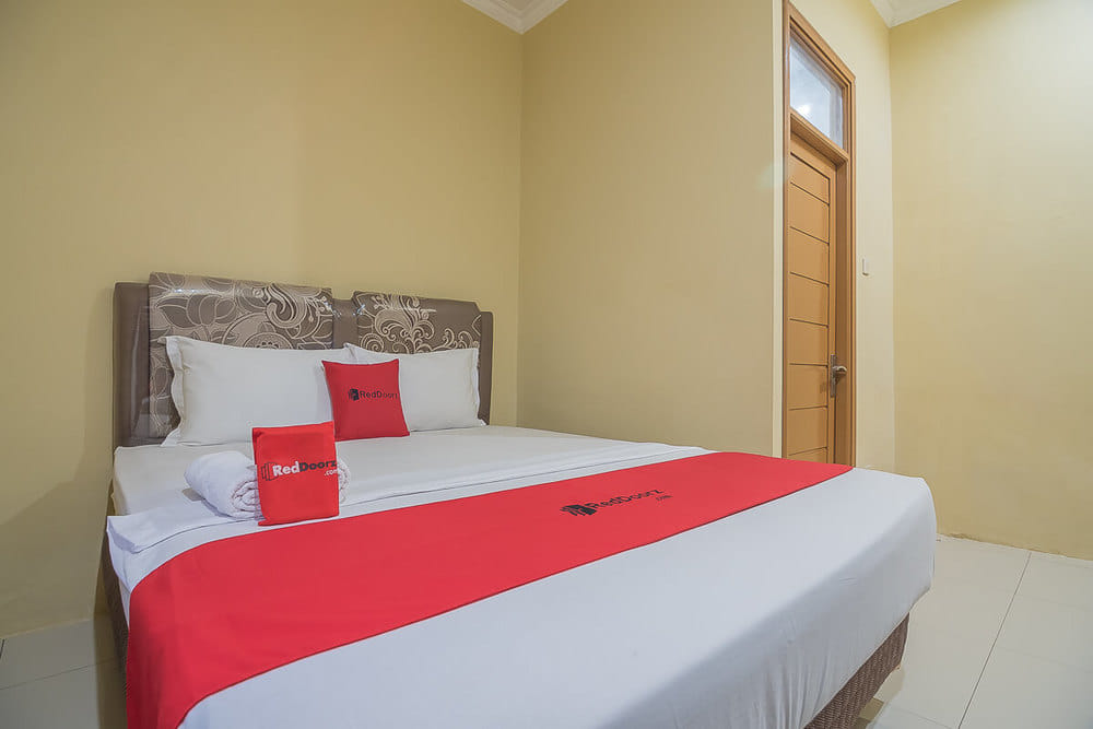 RedDoorz Deluxe Room