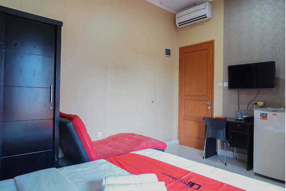 RedDoorz Deluxe Room