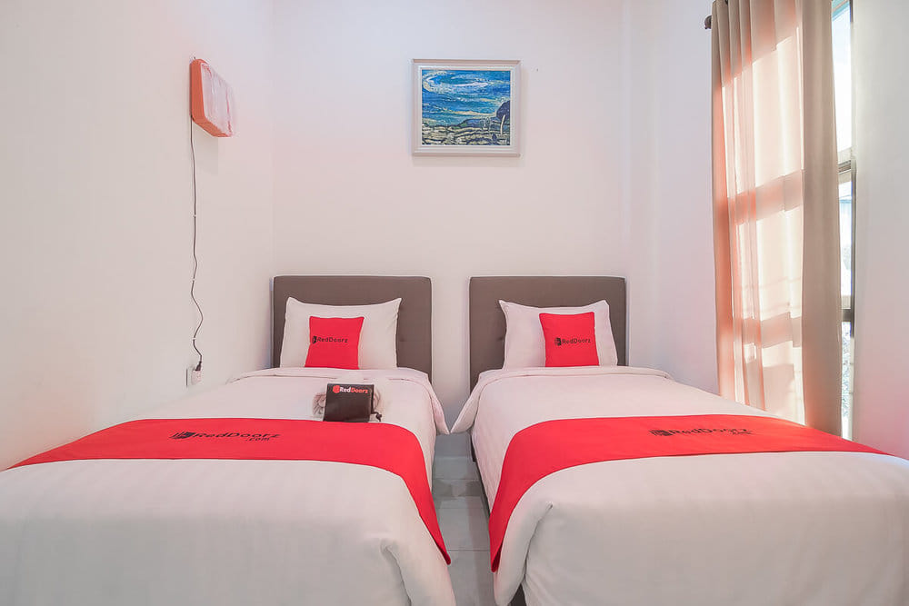 RedDoorz Twin Room