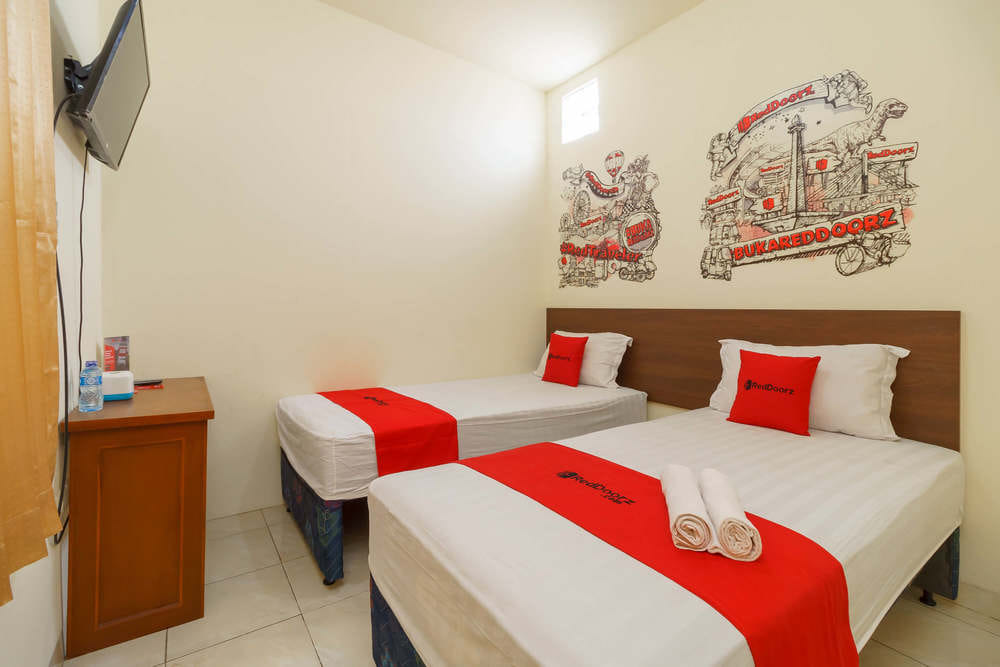 RedDoorz Twin Room