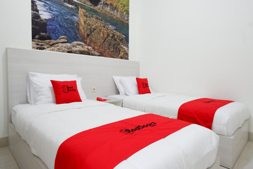 RedDoorz Twin Room