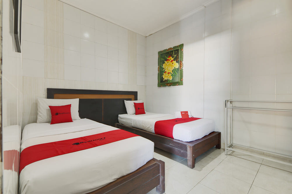 RedDoorz Twin Room