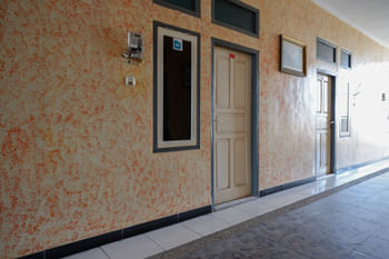 RedDoorz near GOR Wisanggeni