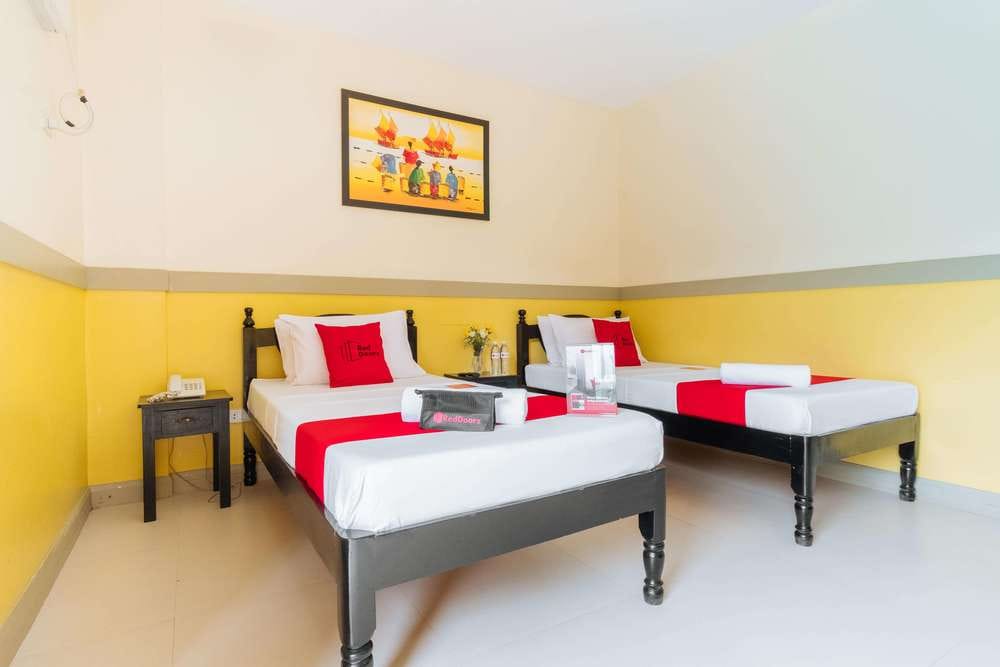 RedDoorz Twin Room