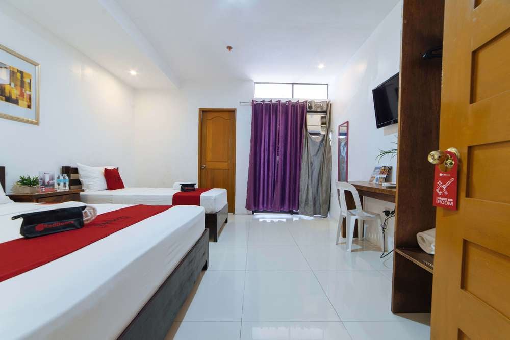 RedDoorz Triple Room