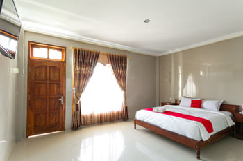RedDoorz near Parangtritis Beach 