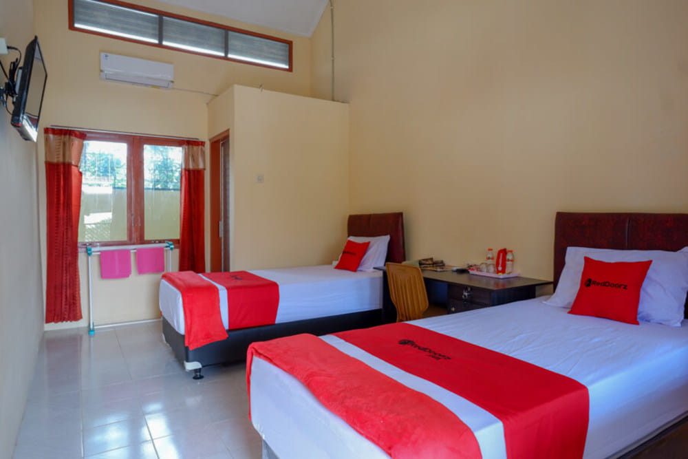 RedDoorz Twin Room