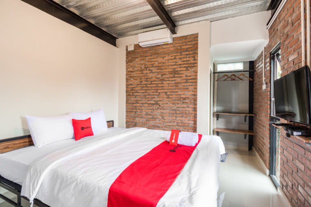 RedDoorz Deluxe Room