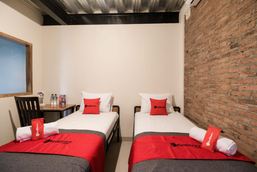 RedDoorz Twin Room