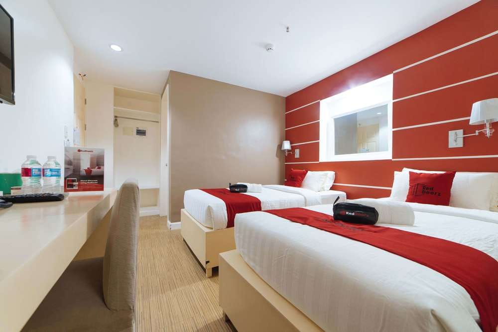 RedDoorz Twin Room