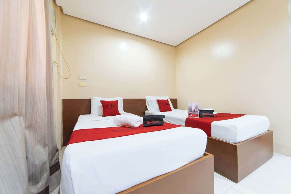 RedDoorz Twin Room