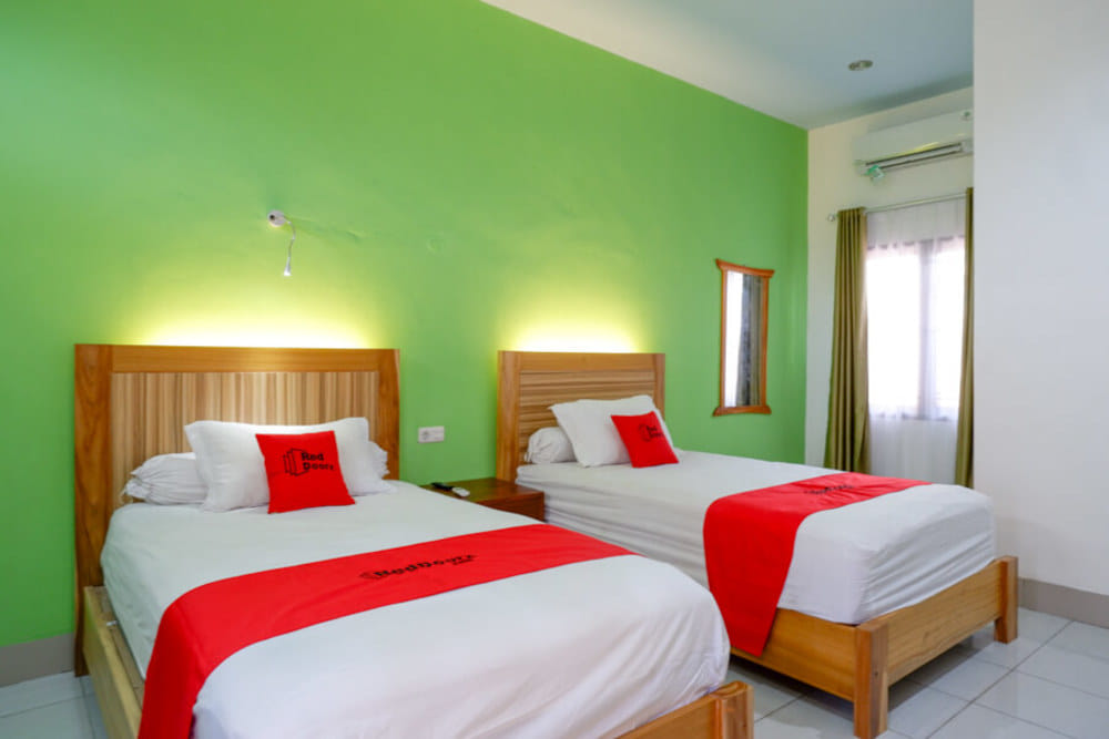 RedDoorz Twin Room