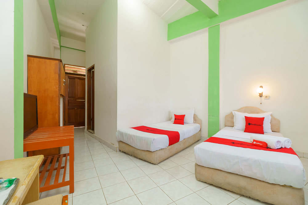 RedDoorz Twin Room