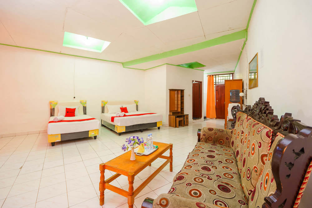RedDoorz Family Room