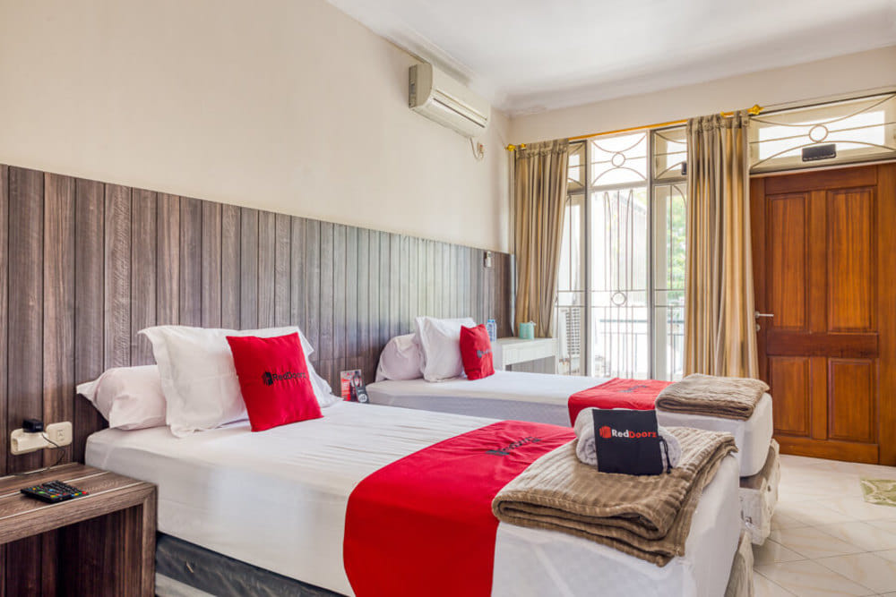 RedDoorz Twin Room
