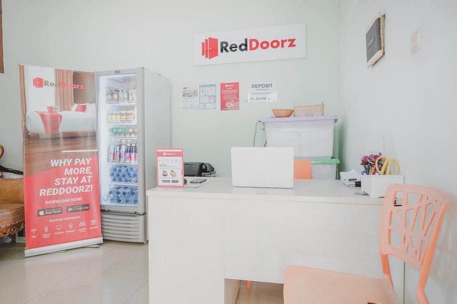 RedDoorz Plus @ Karet Pedurenan 3